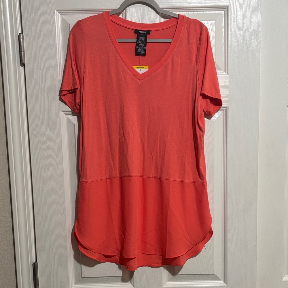 Premise Short Sleeve V-Neck Top in Coral